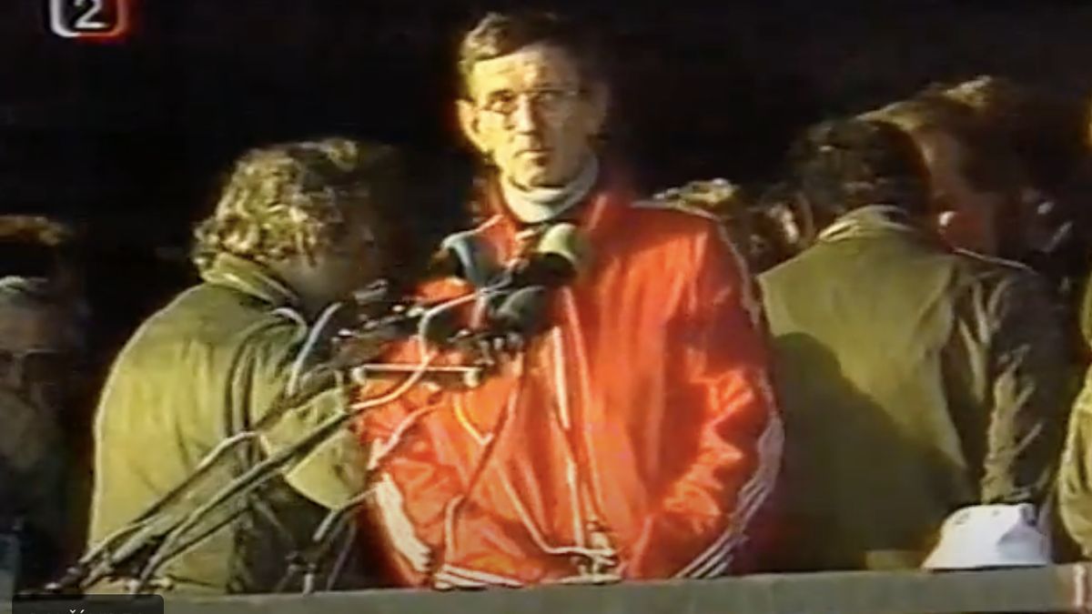 Idol kluků a učitel: Kdo byl neznámý muž v teplákovce, který mluvil na Letné